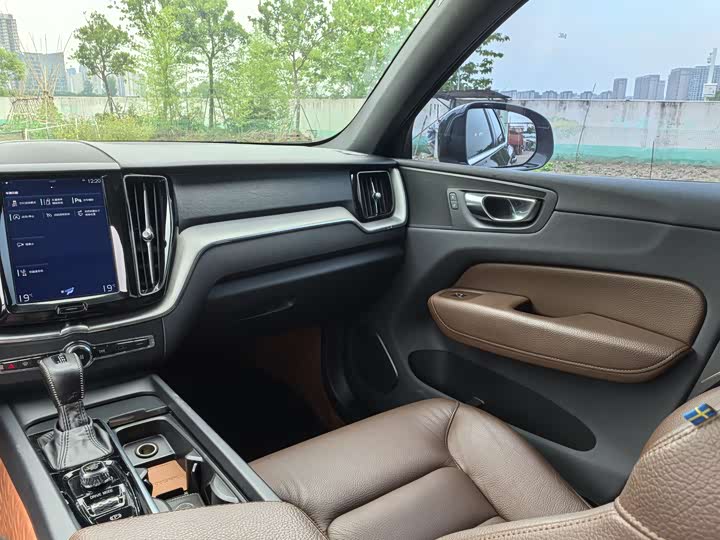 Фото 8 - Volvo XC60