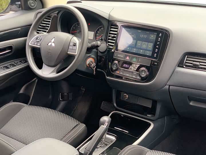 Фото 14 - Mitsubishi Outlander