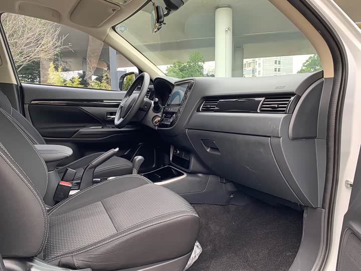 Фото 15 - Mitsubishi Outlander