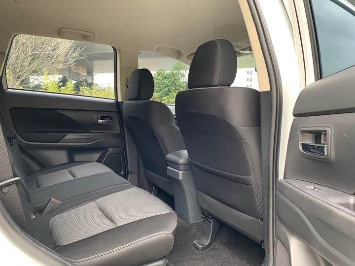 Фото 16 - Mitsubishi Outlander