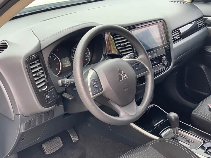 Фото 18 - Mitsubishi Outlander