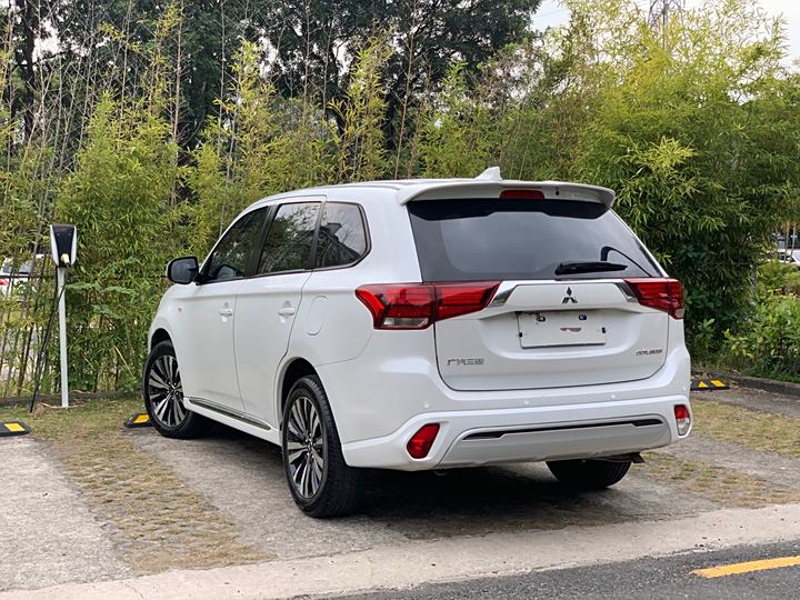 Фото 4 - Mitsubishi Outlander