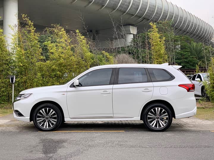 Фото 7 - Mitsubishi Outlander