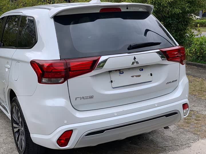 Фото 8 - Mitsubishi Outlander