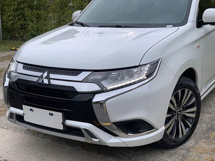 Фото 9 - Mitsubishi Outlander