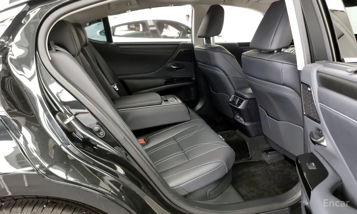 Фото 16 - Lexus ES