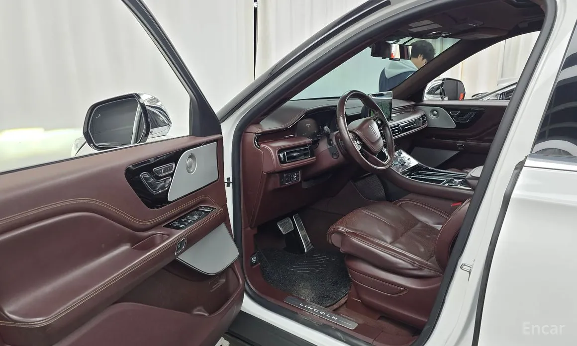 Фото 10 - Lincoln Aviator