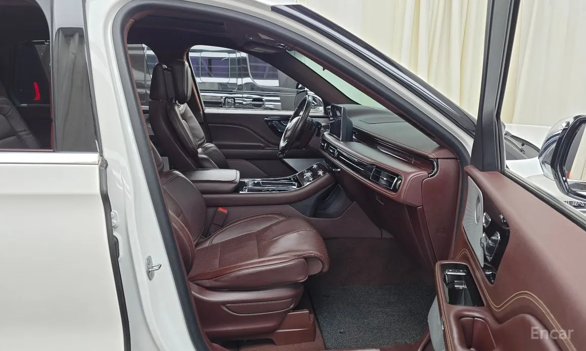 Фото 11 - Lincoln Aviator