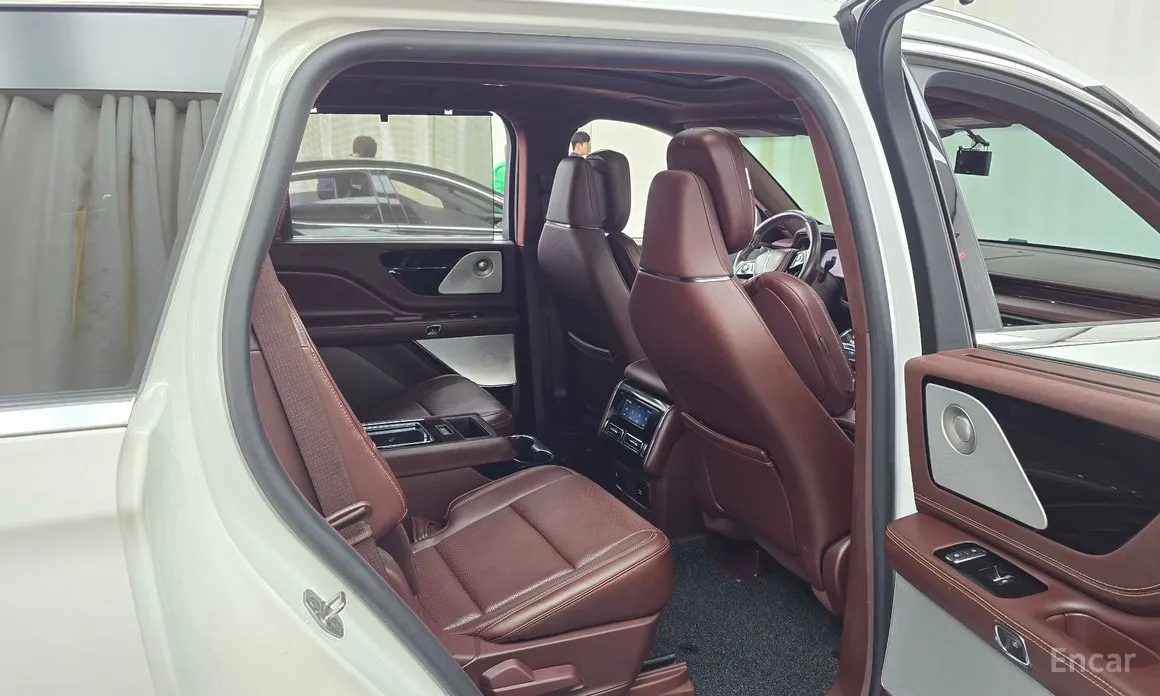 Фото 12 - Lincoln Aviator