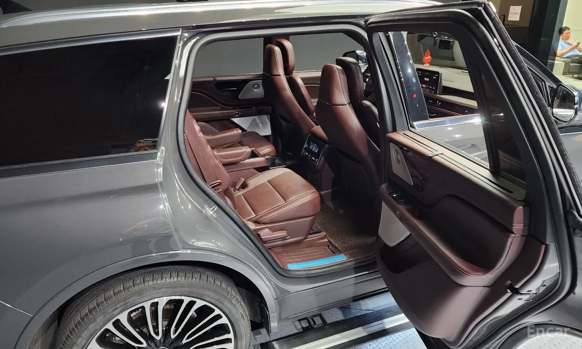 Фото 12 - Lincoln Aviator