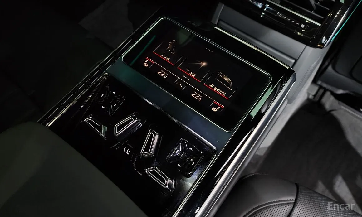 Фото 18 - Audi A8