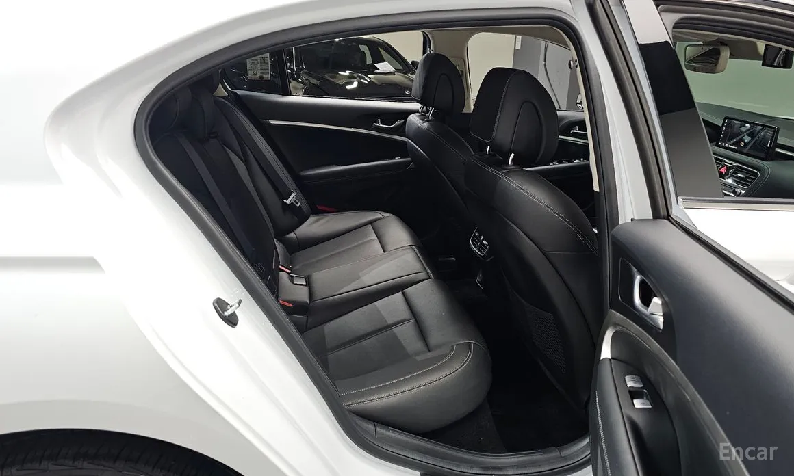 Фото 12 - Genesis G70