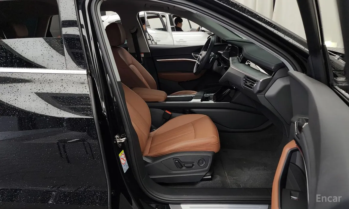 Фото 11 - Audi Q8 e-tron