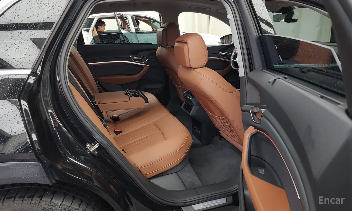 Фото 12 - Audi Q8 e-tron