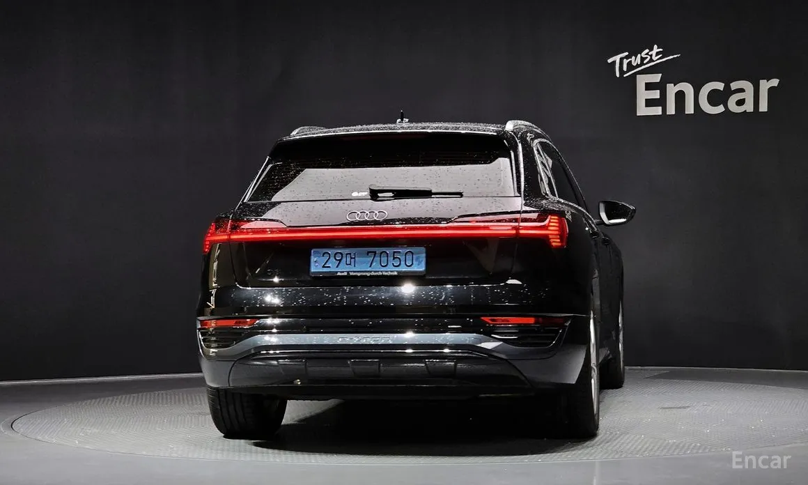 Фото 4 - Audi Q8 e-tron
