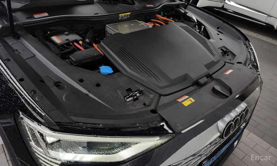 Фото 6 - Audi Q8 e-tron