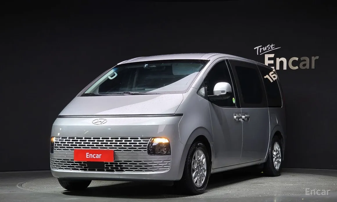 Фото 1 - Hyundai Staria