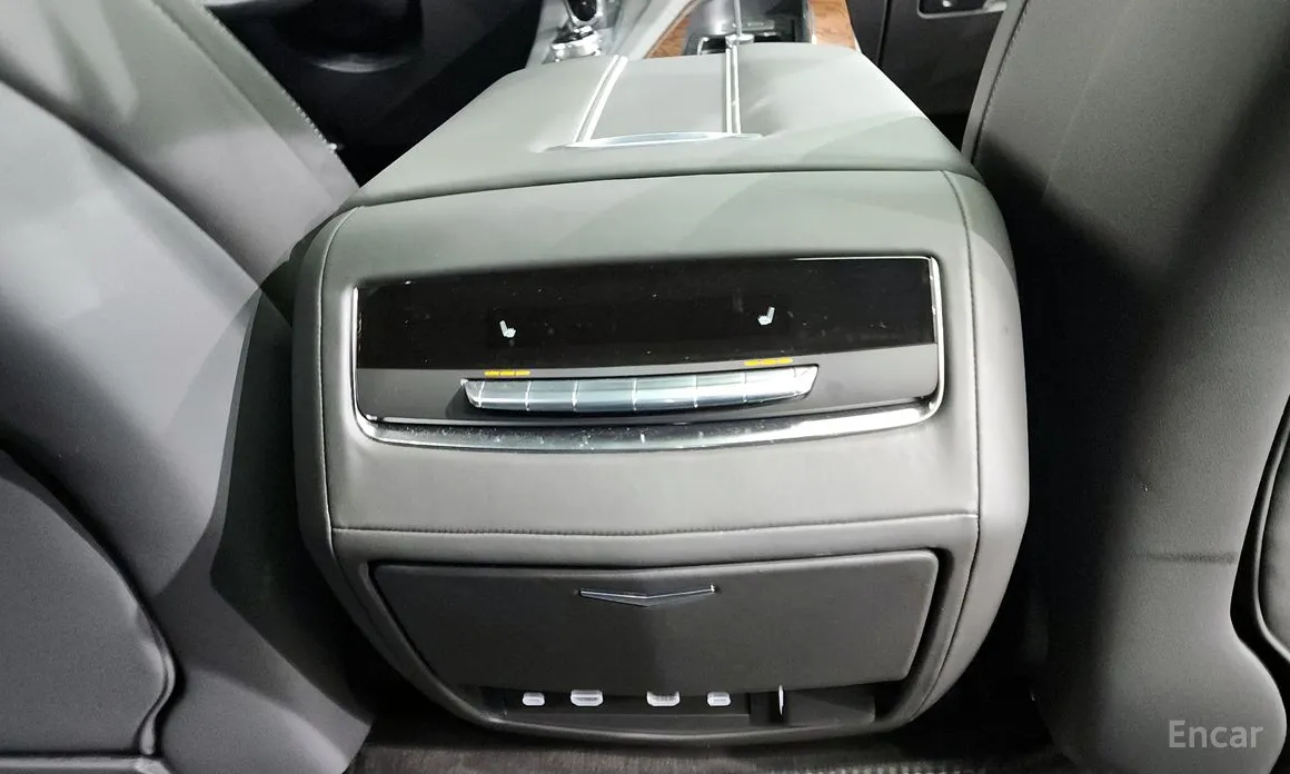 Фото 18 - Cadillac Escalade