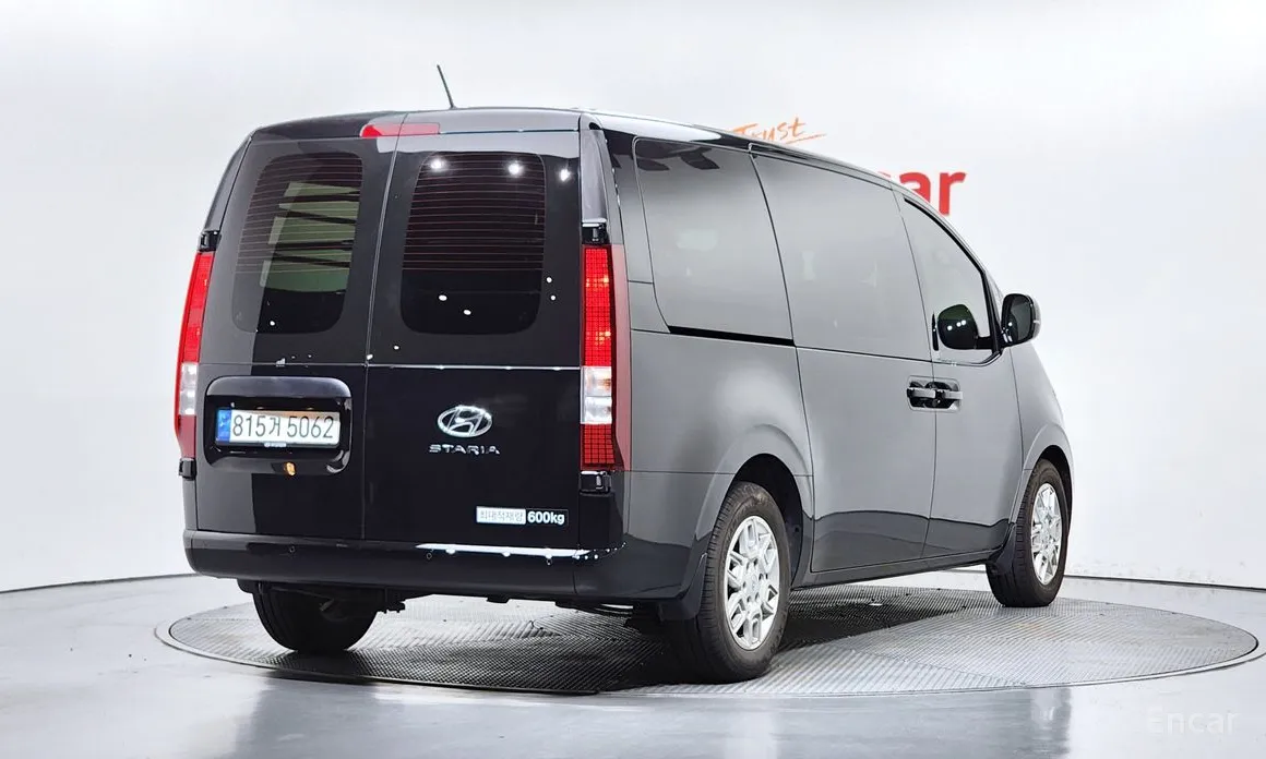 Фото 2 - Hyundai Staria