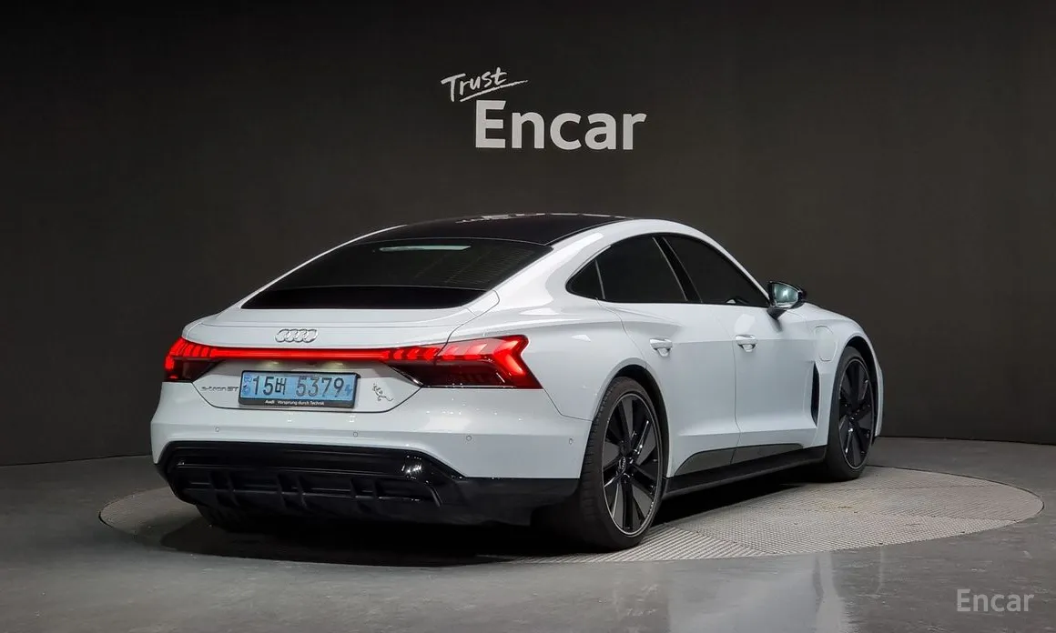 Фото 2 - Audi e-tron GT