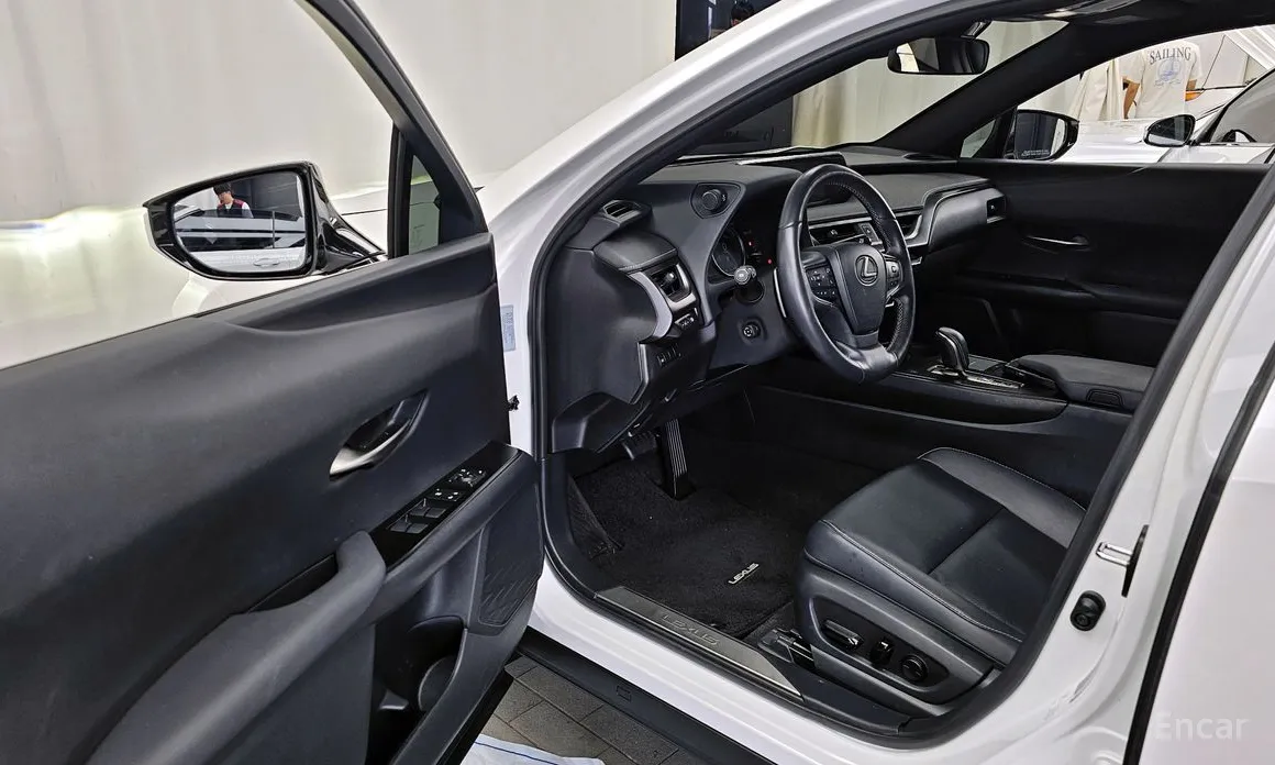 Фото 10 - Lexus UX