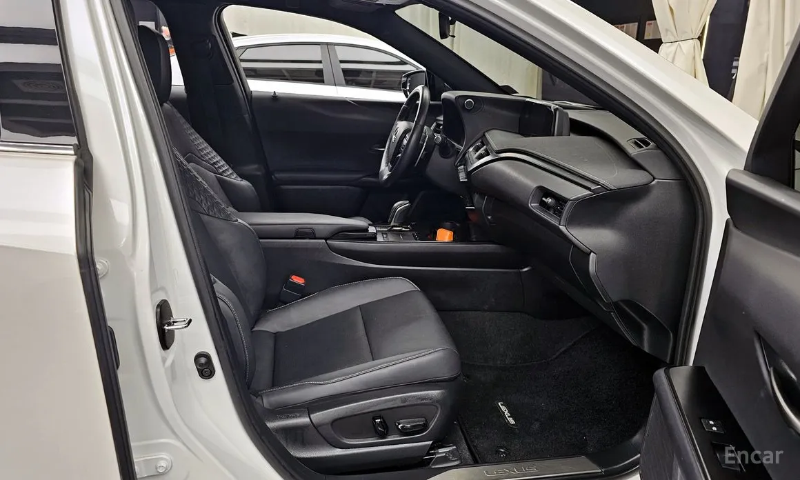 Фото 11 - Lexus UX