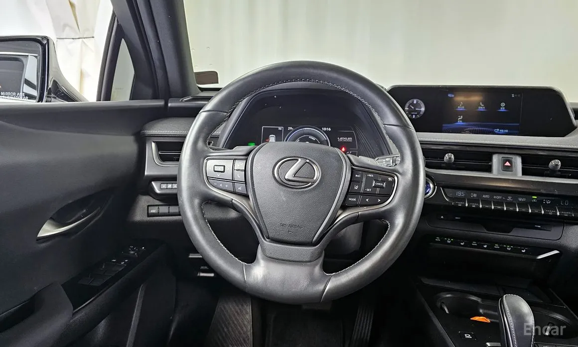 Фото 13 - Lexus UX