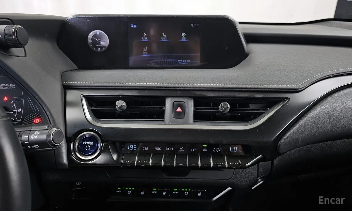 Фото 14 - Lexus UX
