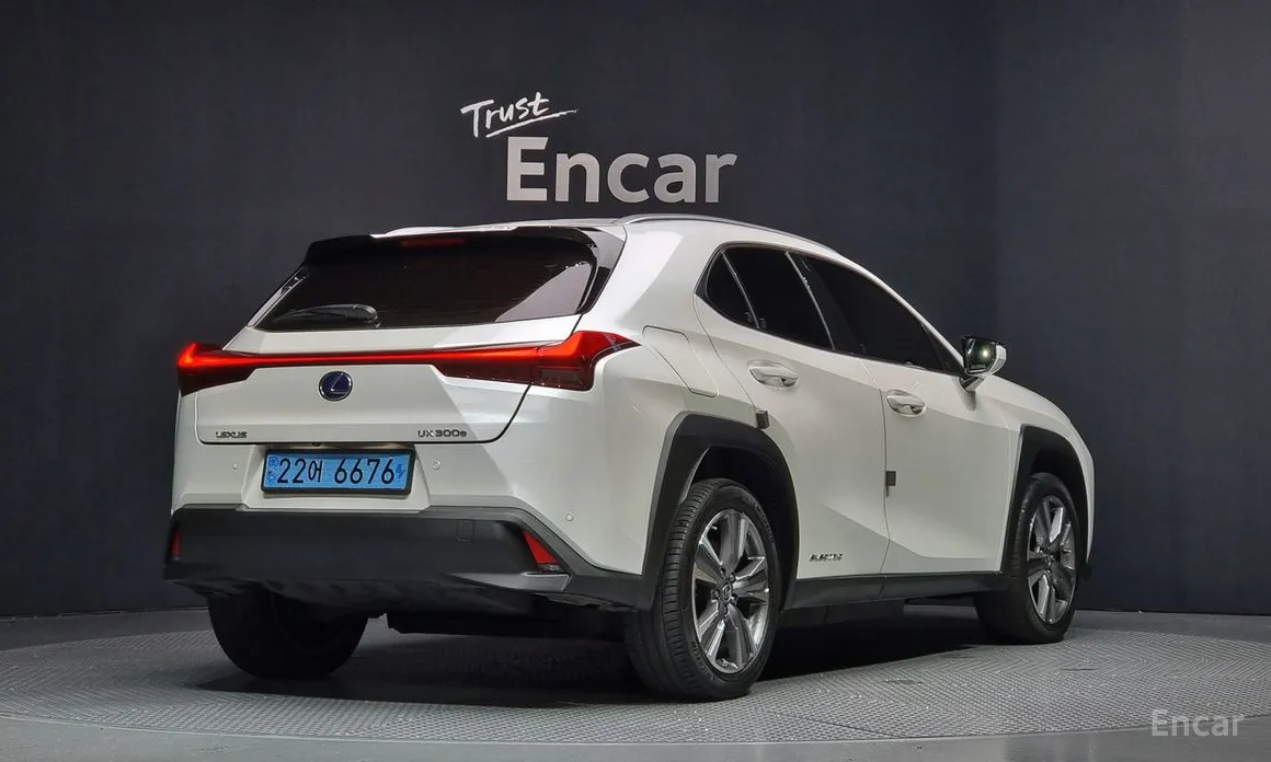 Фото 2 - Lexus UX