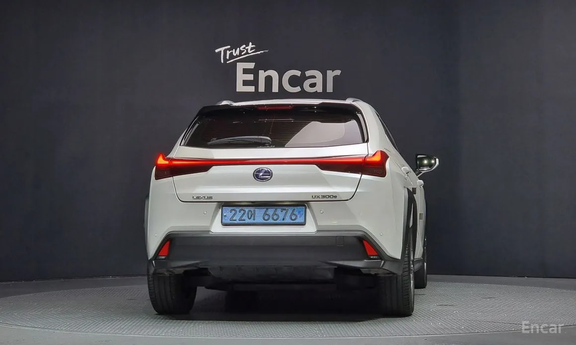 Фото 4 - Lexus UX