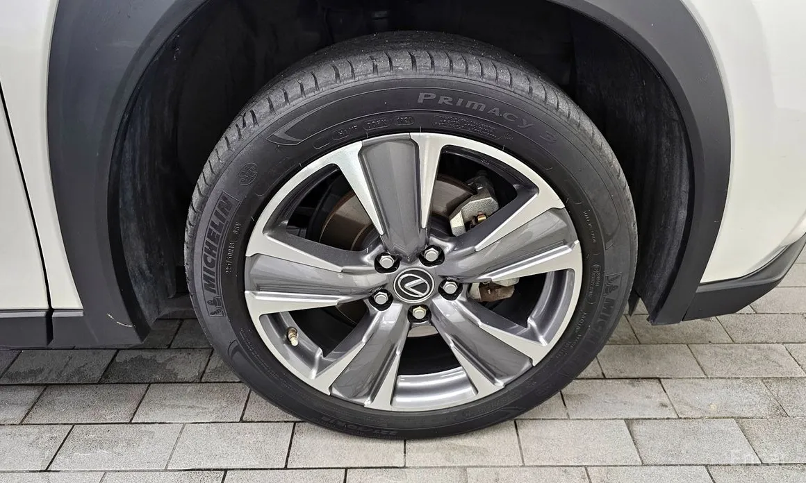 Фото 5 - Lexus UX