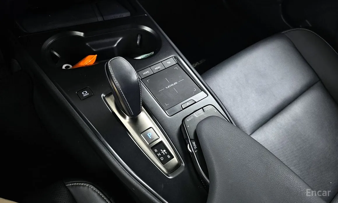 Фото 9 - Lexus UX