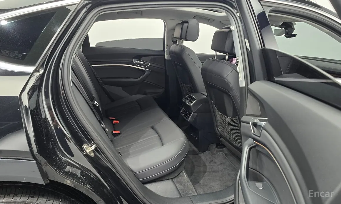 Фото 11 - Audi e-tron