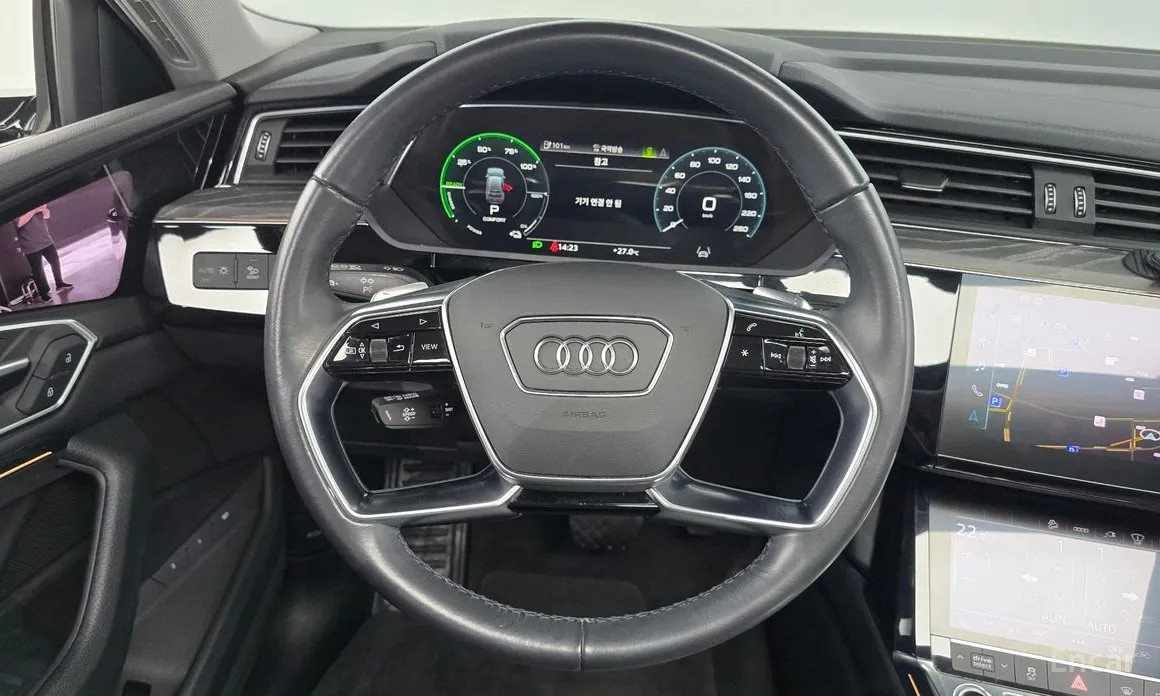 Фото 13 - Audi e-tron