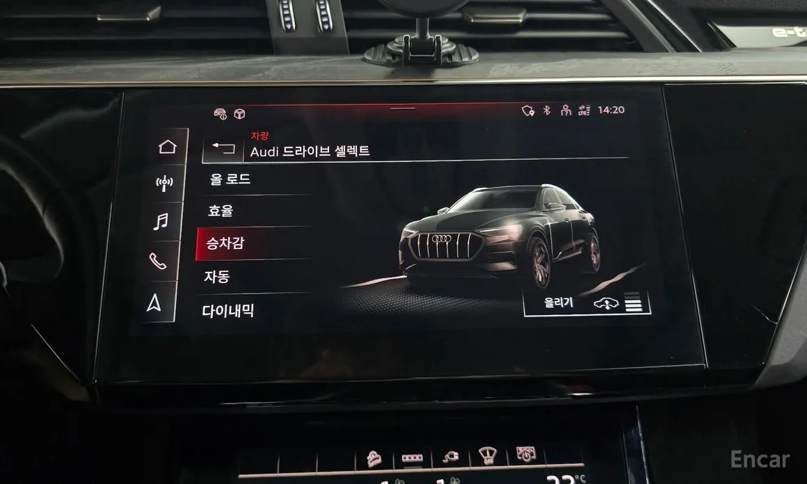 Фото 16 - Audi e-tron