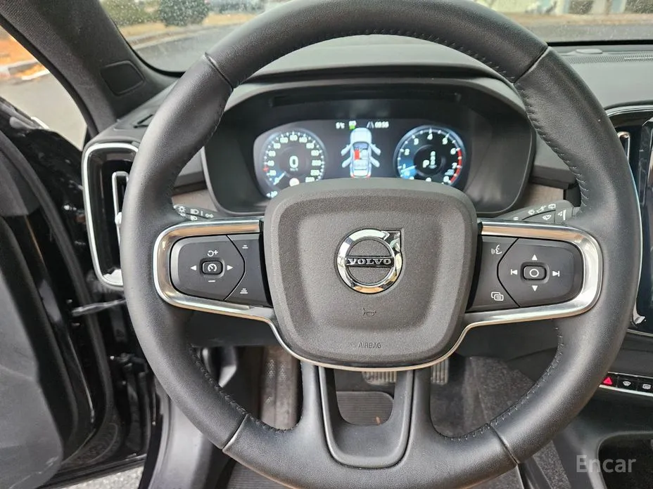 Фото 18 - Volvo XC40