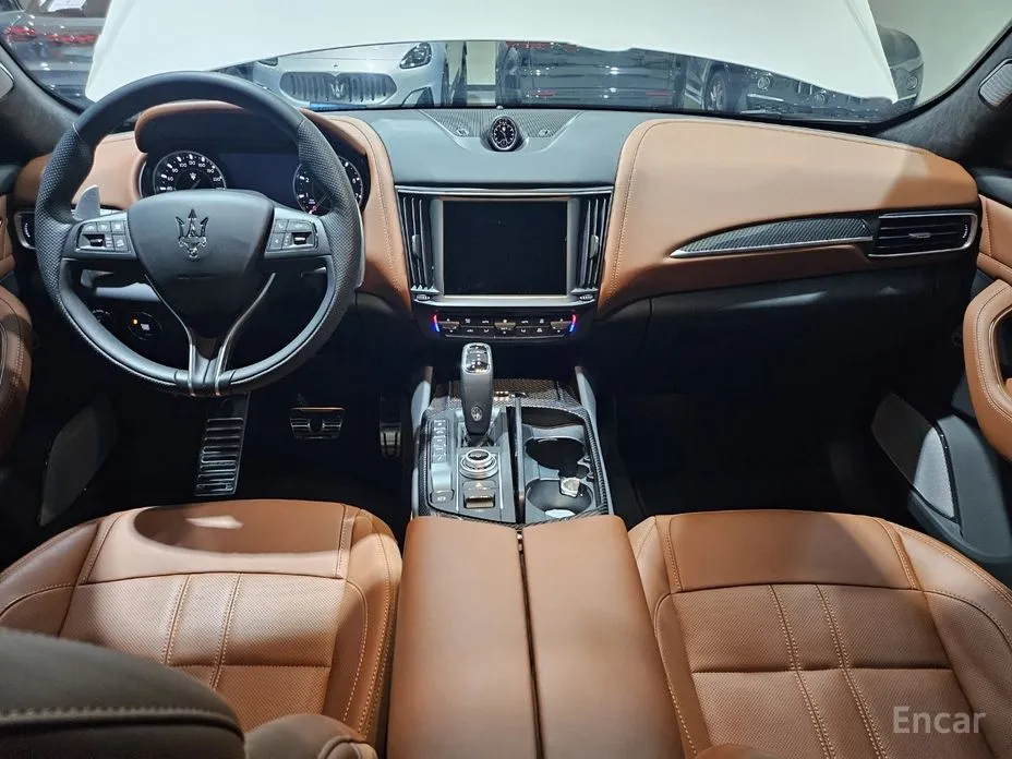 Фото 7 - Maserati Levante