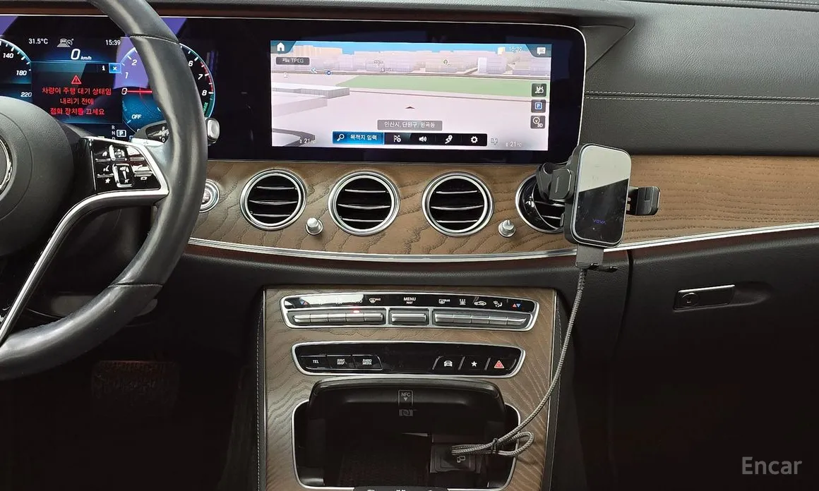 Фото 19 - Mercedes-Benz E-Class