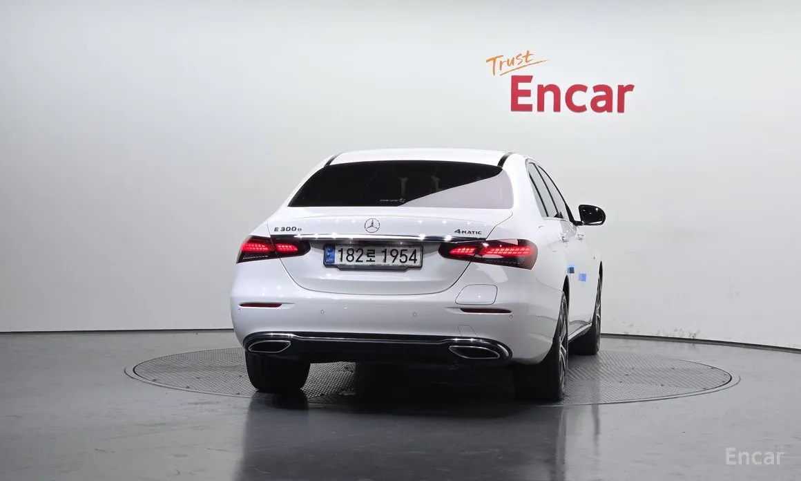 Фото 4 - Mercedes-Benz E-Class