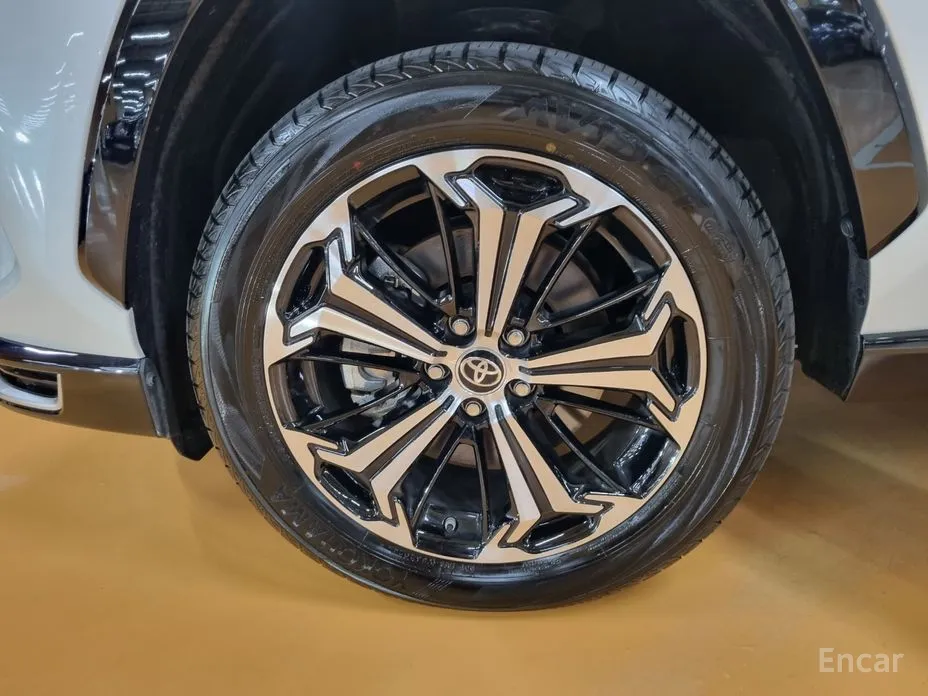 Фото 10 - Toyota RAV4