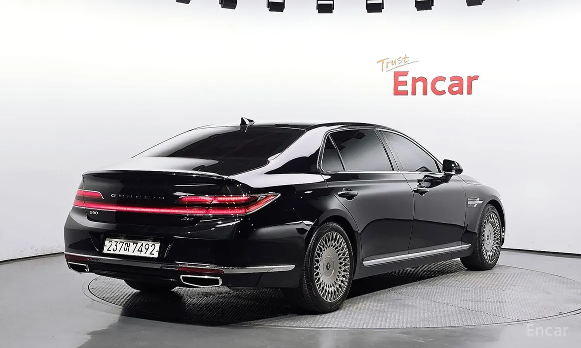 Фото 2 - Genesis G90