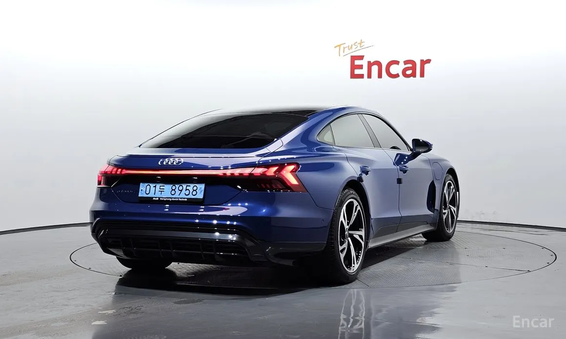 Фото 2 - Audi e-tron GT