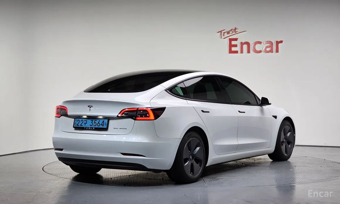 Фото 2 - Tesla Model 3