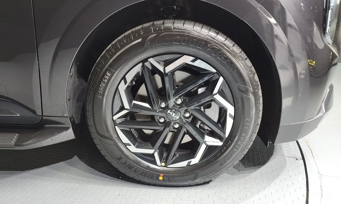 Фото 5 - Kia Carnival