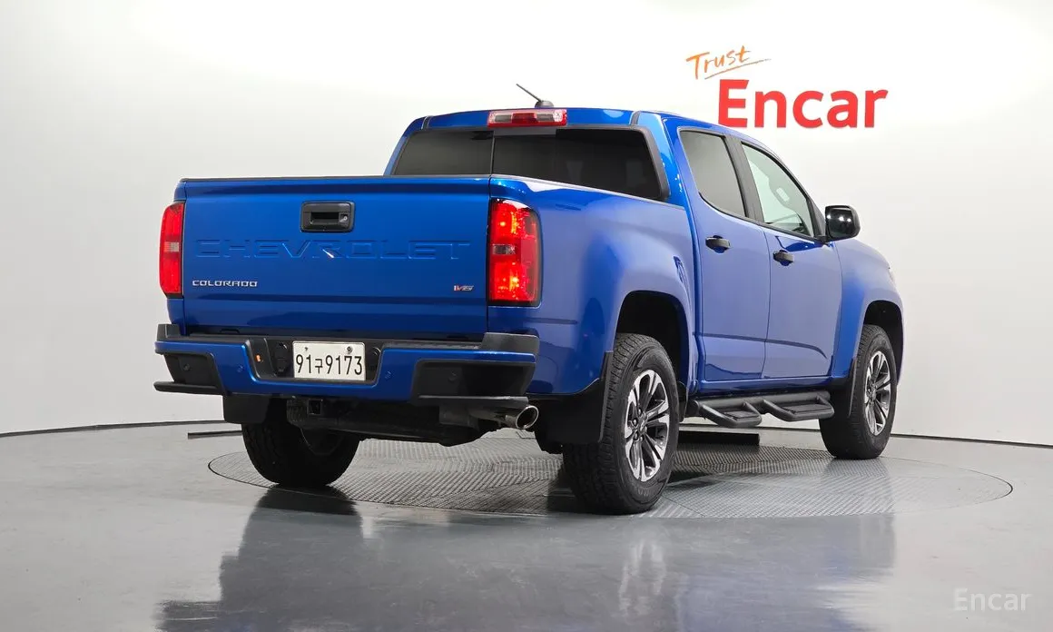 Photo 2 - Chevrolet Colorado