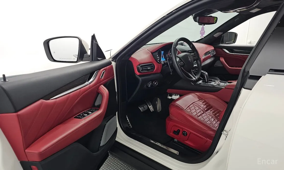 Фото 10 - Maserati Levante