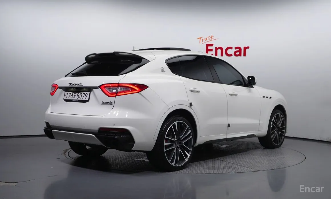 Фото 2 - Maserati Levante