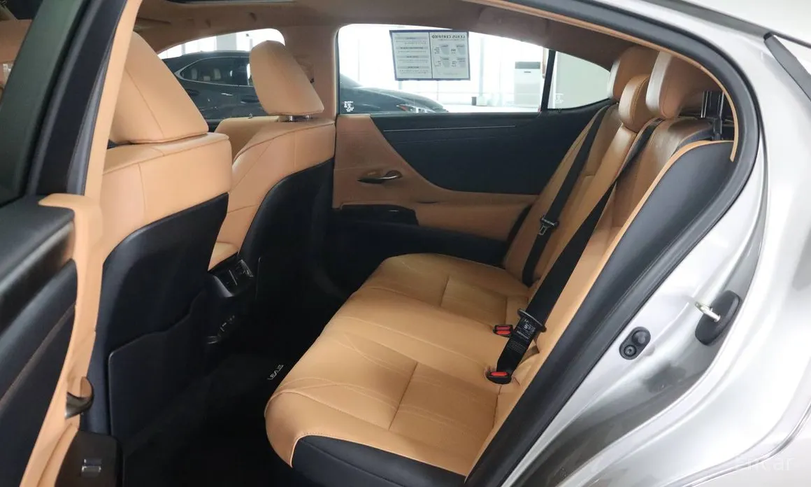 Фото 10 - Lexus ES