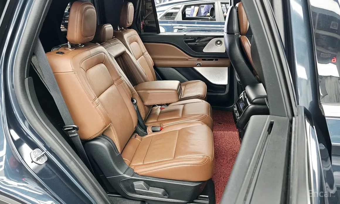 Фото 12 - Lincoln Aviator