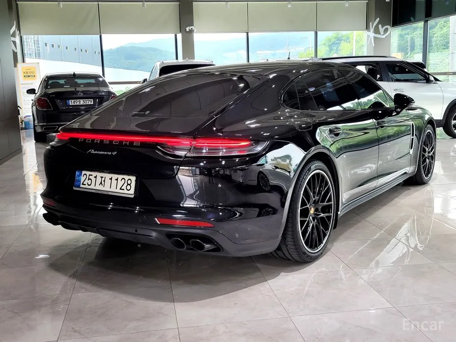 Фото 2 - Porsche Panamera